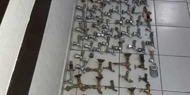 Camiden çaldığı musluklarla..