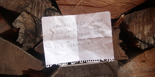 Camiden odun aldı, bıraktığı notla duygulandırdı