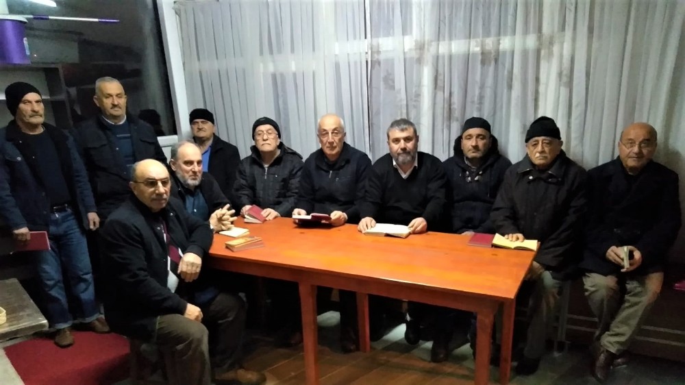 Camii cemaati boş vaktini kitap okuyarak geçiriyor 