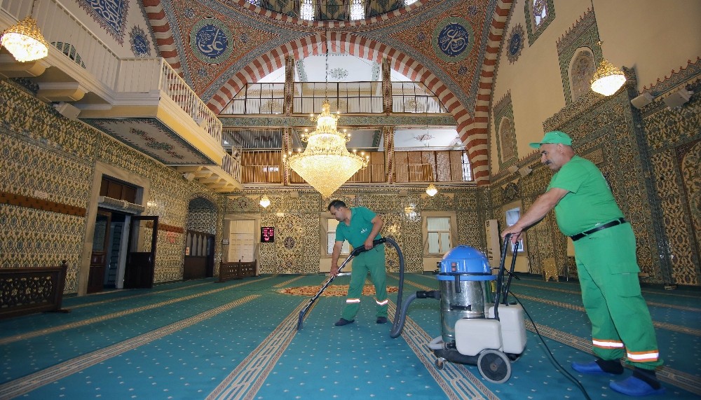 Camiler bayram namazına hazırlanıyor 