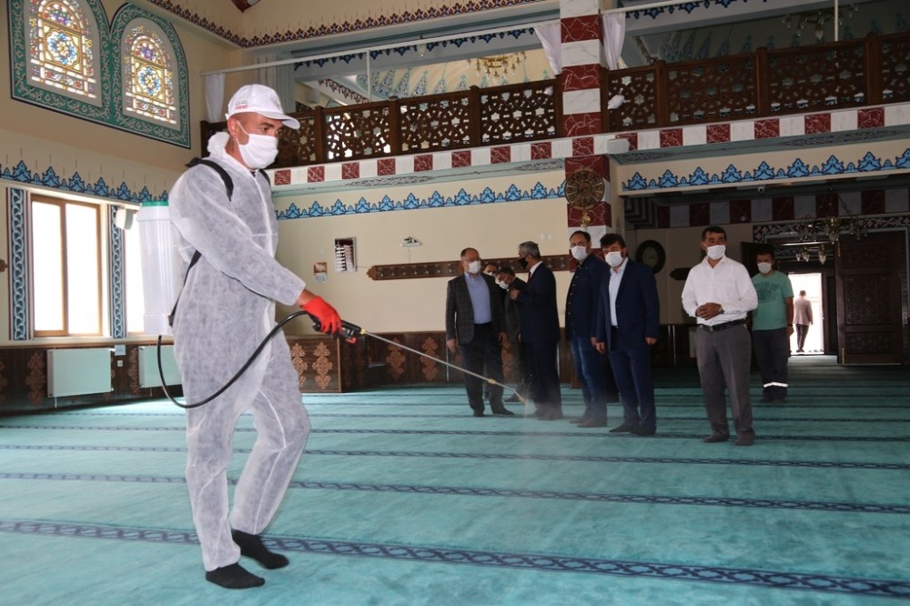 Camiler cemaat için hazırlanıyor 