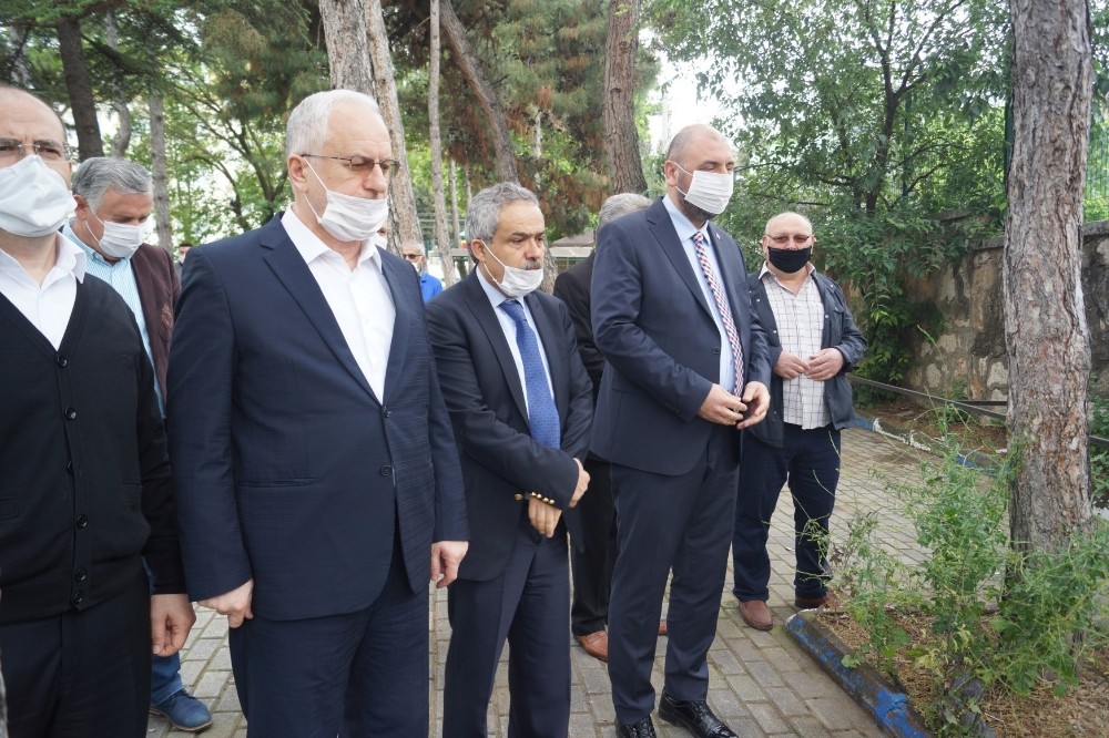 Camiler cemaate açıldı, şükür kurbanı kesildi 