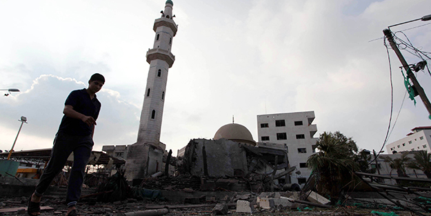 Camiler de soykırımcı işgalcinin hedefinde