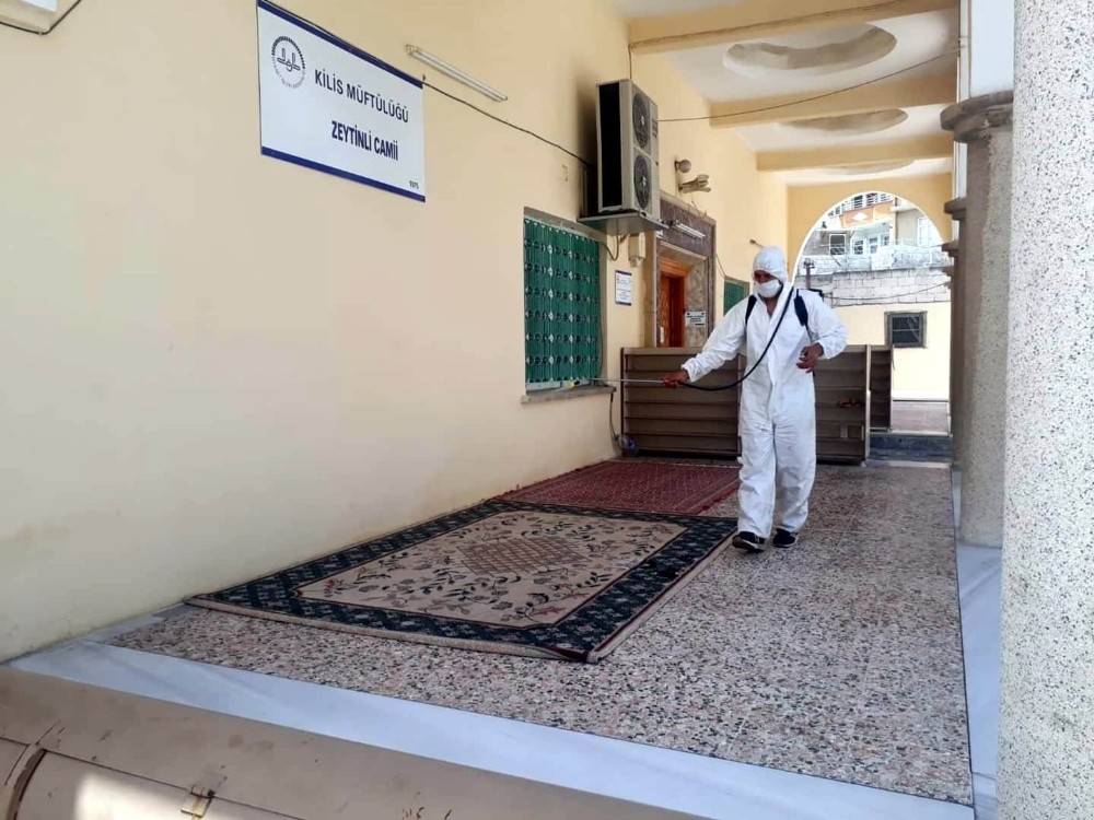 Camiler dezenfekte edildi 