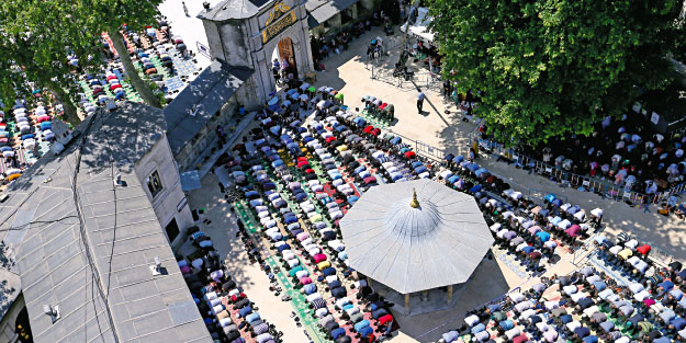 Camiler doldu taştı
