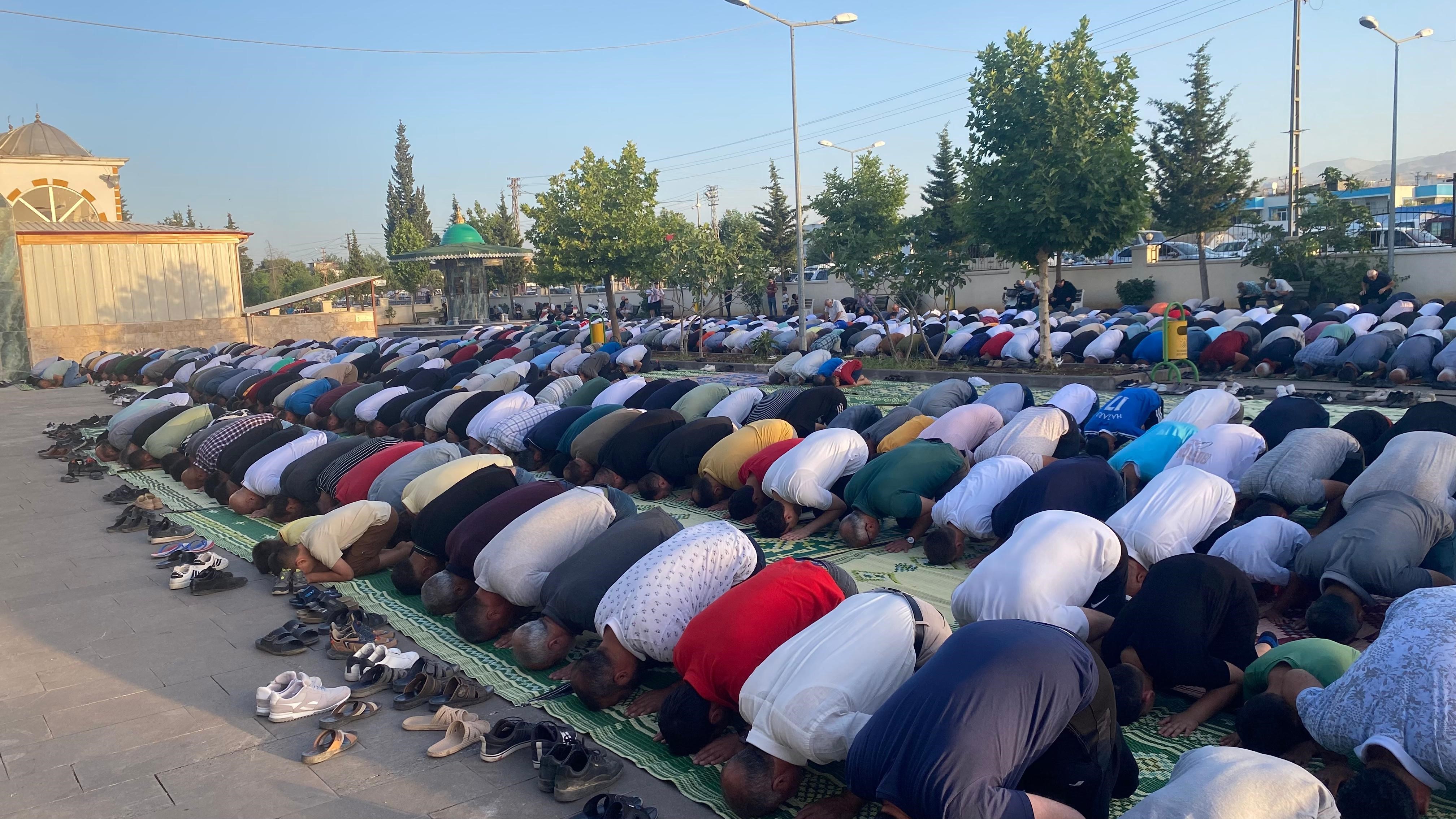 Camiler doldu taştı