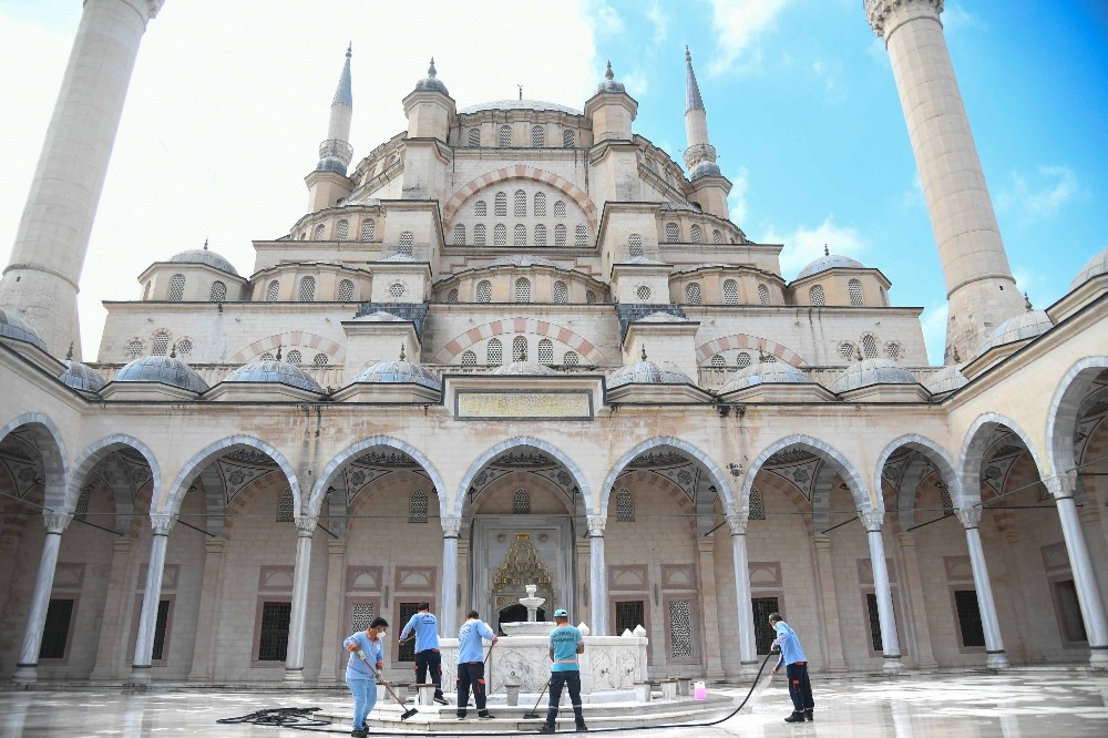 Camiler ibadete hazırlandı 