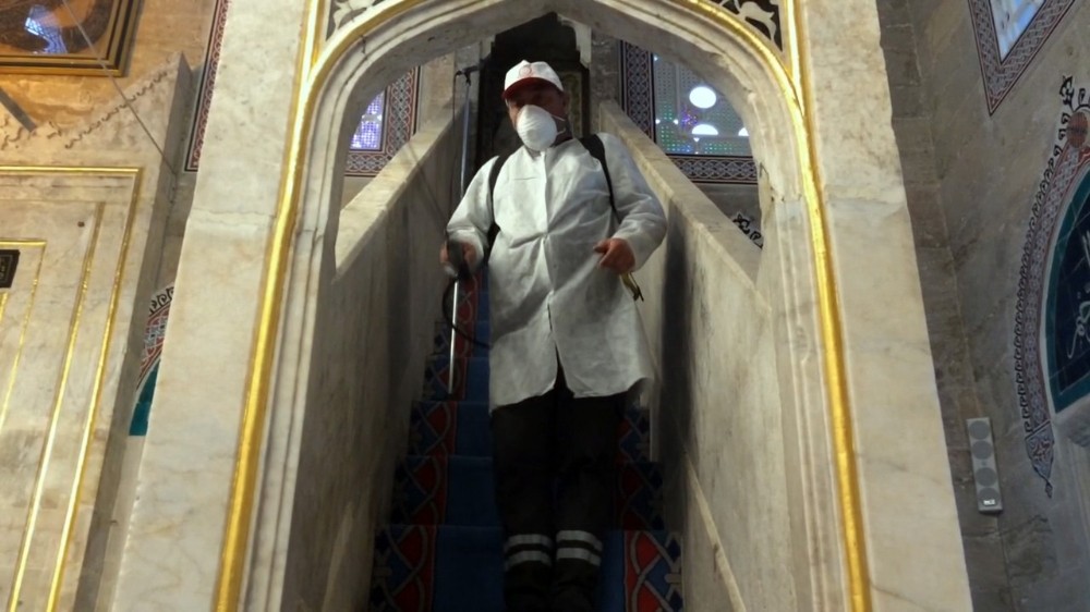 Camiler korona virüsüne karşı dezenfekte edildi 