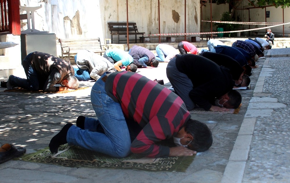 Camiler yeniden ibadete açıldı 