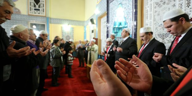 Camiler yine doldu taştı