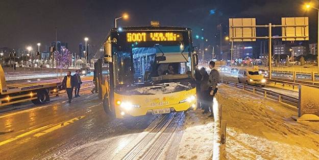 Camiler yolda mahsur kalan vatandaşın sığınma yuvası oldu