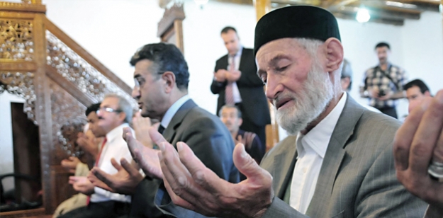 Camiler, gün boyu ibadete açık olacak