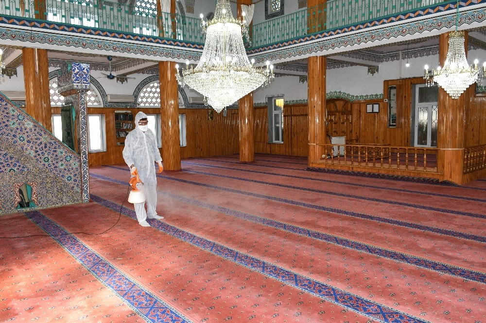 Camilerde cuma namazı öncesi 