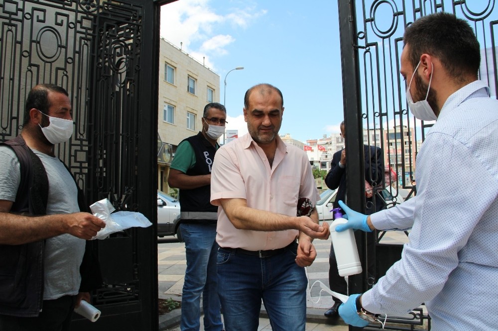 Camilerde dezenfektan ile maske dağıtıldı 