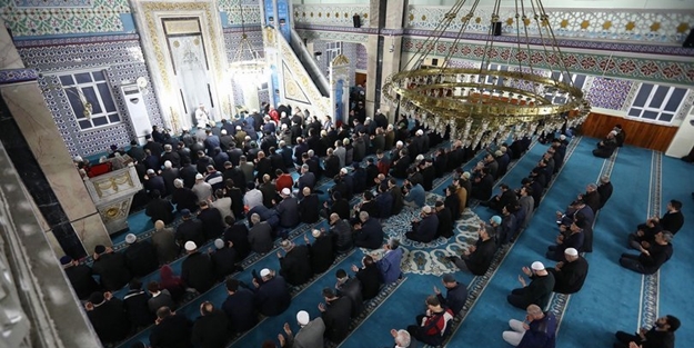 Camilerde ne zaman cemaatle namaz kılınabilecek? Diyanet'ten ilk bilgi geldi