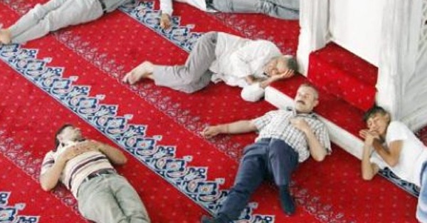 Camilerde önce namaz sonra uyku