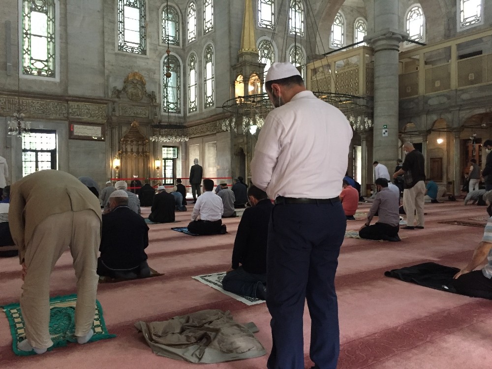 Camilerde sosyal mesafeli namaz 
