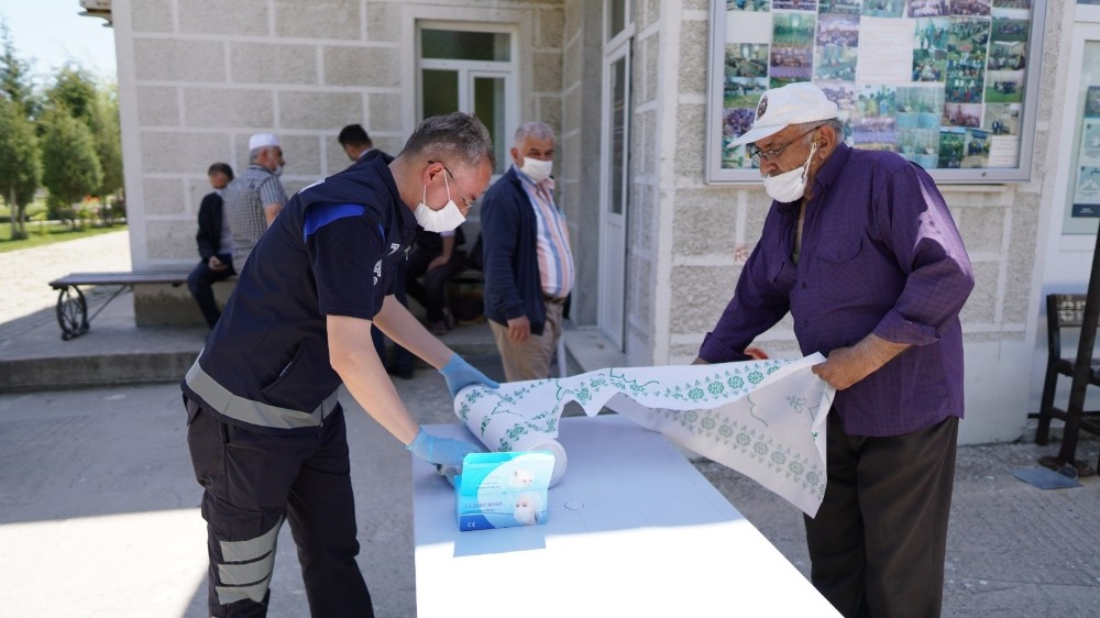 Camilerde tek kullanımlık seccade ve maske dağıtımı yapıldı 