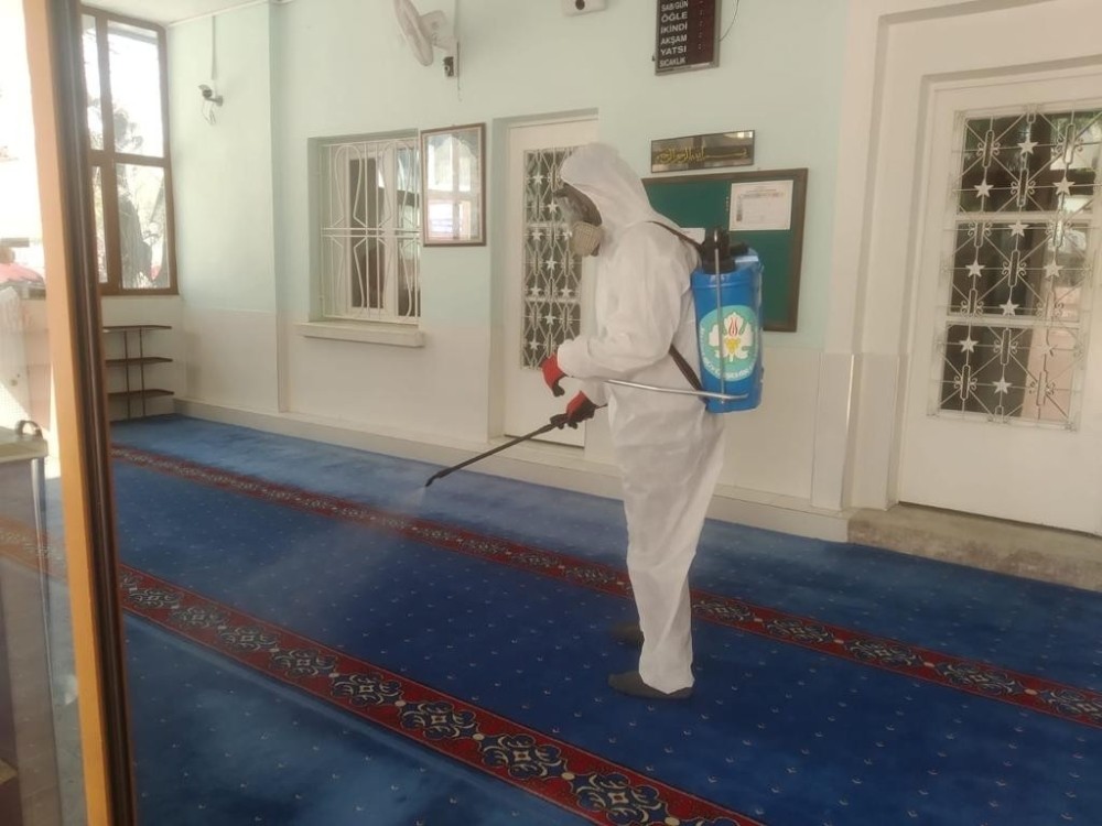 Camilerde ve pazar yerlerinde dezenfekte çalışmaları devam ediyor 