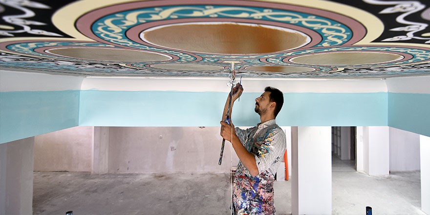 Camileri dantel gibi işliyor