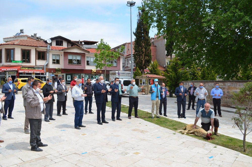 Camilerin açılması adına şükür kurbanı kesildi 