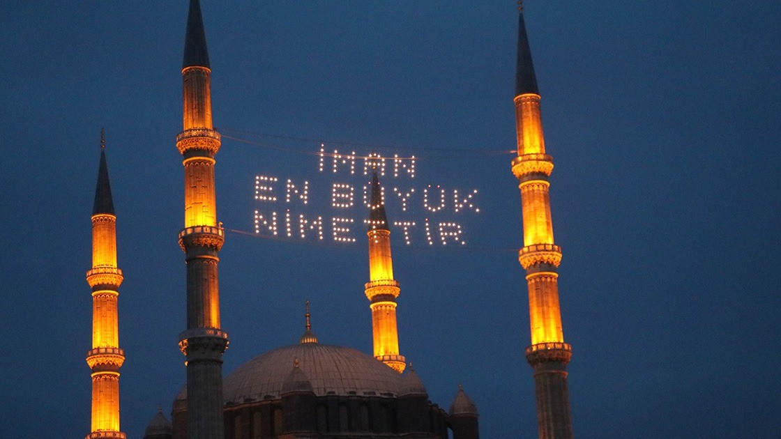 Camilerin Ramazan gerdanlığı mahyalar: Ramazan Kur'an ayıdır