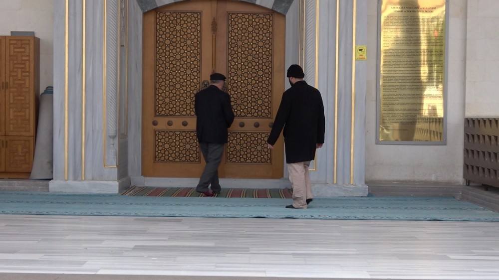 Caminin kapalı olduğunu gören cemaat kapıdan geri döndü 