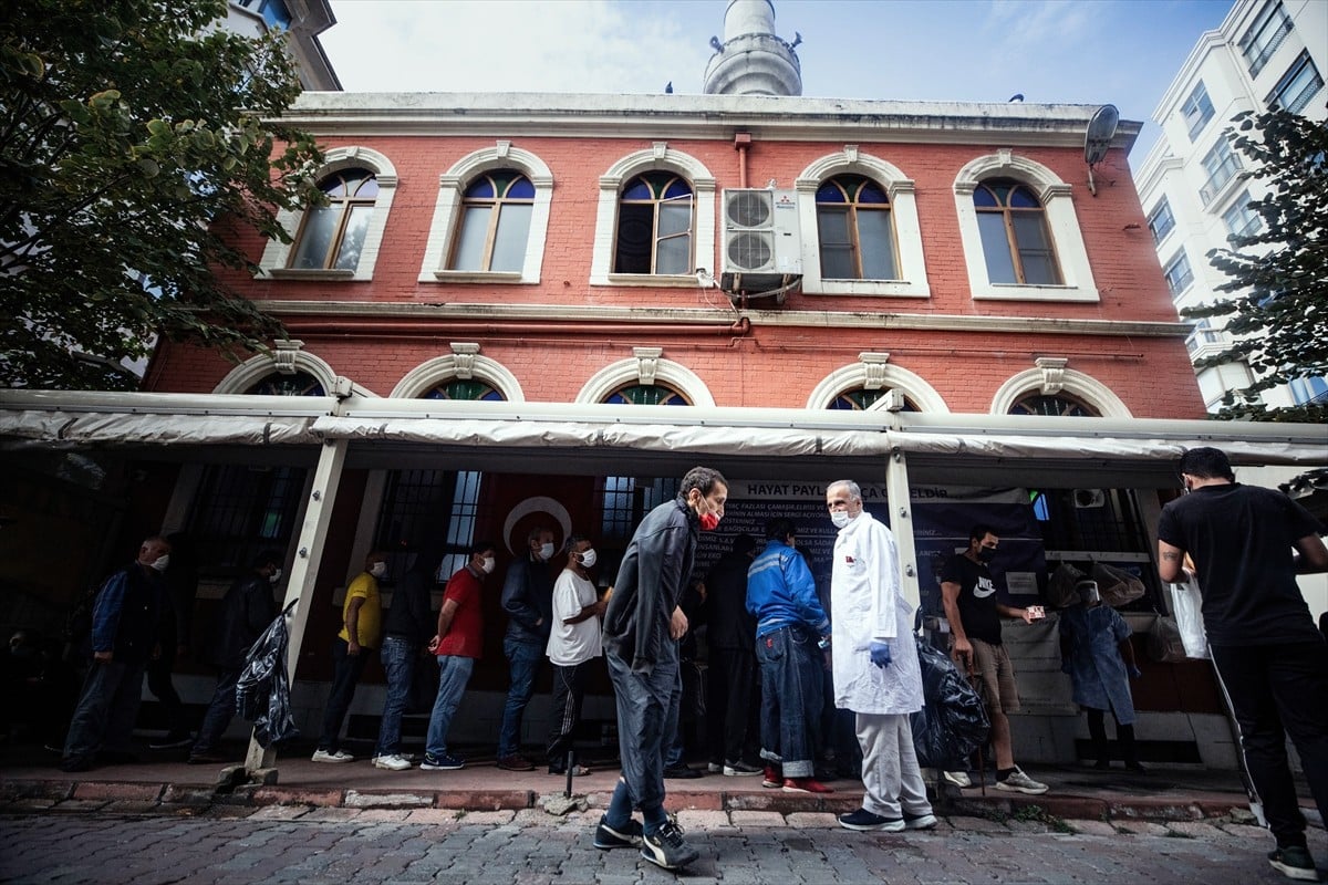 Caminin kapılarını kimsesizlere açtı