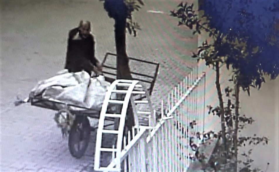 Caminin musluklarını güpegündüz çaldı 