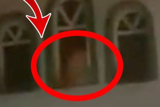 Caminin üst katında birden görüldü, cemaat koşa koşa evlerine kaçtı! Kayseri'de esrarengiz olay! Bir kişi o anları çekti, yer yerinden oynadı
