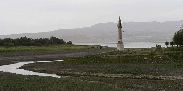 Camisiz kalan minareler direniyor!