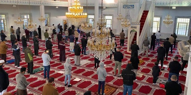 Camiye alçak saldırı! Cemaat tarafından etkisiz hale getirildi