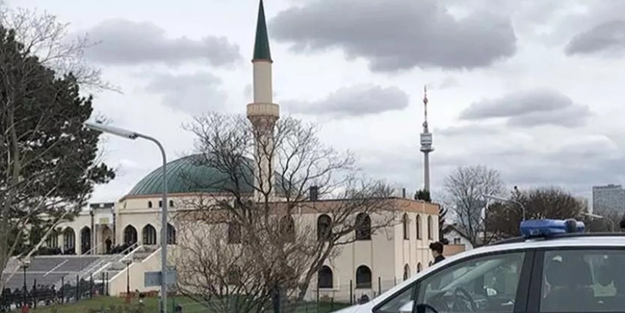 Camiye alçak saldırı! Girişe kesik domuz kafası bıraktılar