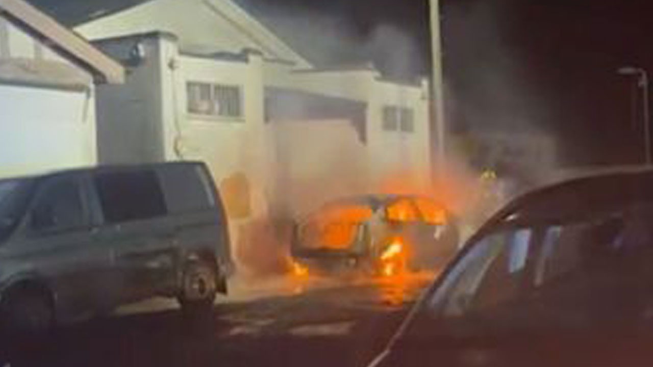 Camiye alçak saldırı: Namaz kılınırken ateşe verdiler