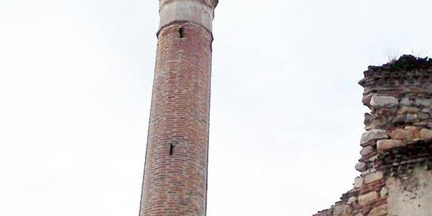 Çirkin saldırı! Camiye domuz kafası astılar