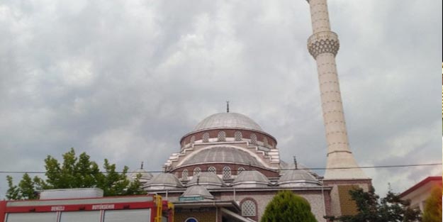 Camiye düşen yıldırım, paniğe neden oldu