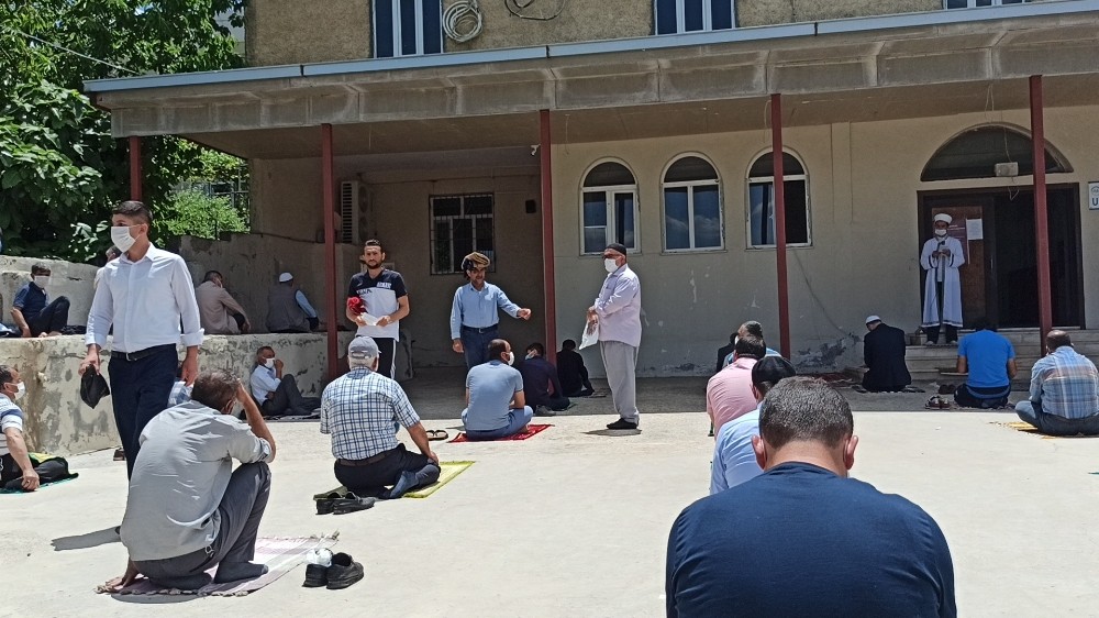 Camiye gelen vatandaşlara maske dağıtıldı 