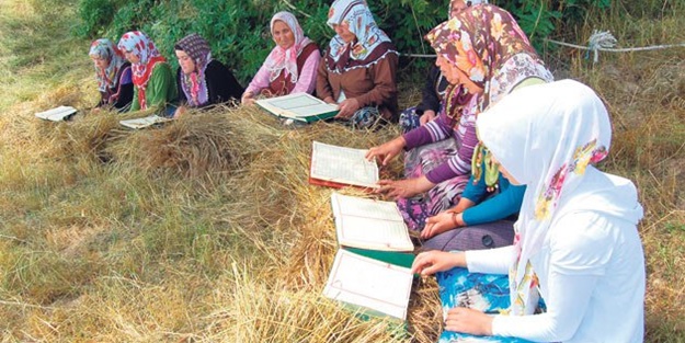 Camiye gidemeyince hocayı tarlaya getirdiler, mukabele yaptılar