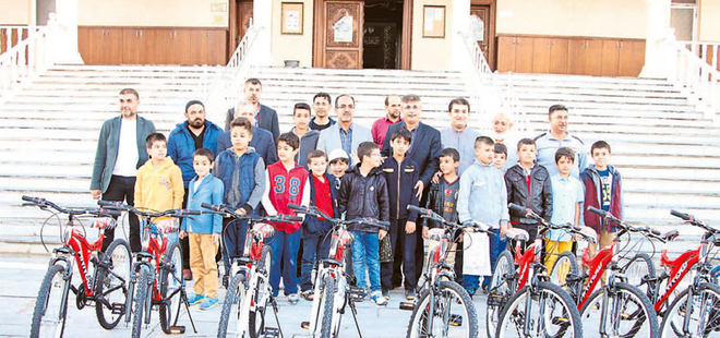 Camiye giden bisikleti kaptı