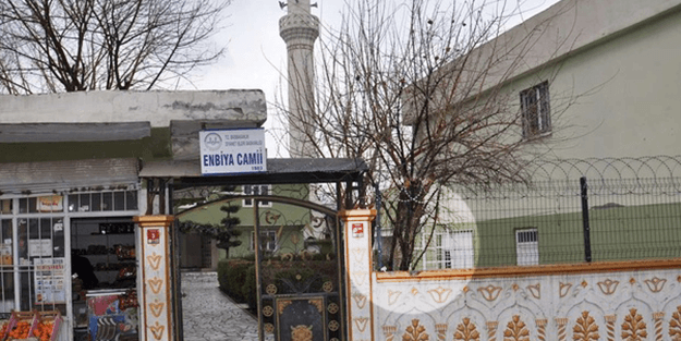 Camiye giren hırsızların çaldıkları şok etti!
