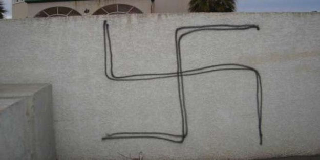 Camiye 'haç'lı saldırı