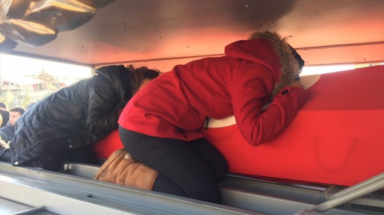 Camiye kadar taputa sarılarak gittiler