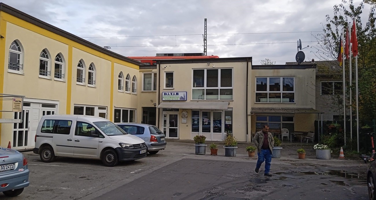 Camiye rezil saldırı! Domuz dışkısı bulunan paketler gönderildi