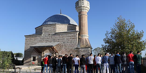 Camiye saldırı sonrası mahalleli ayağa kalktı!