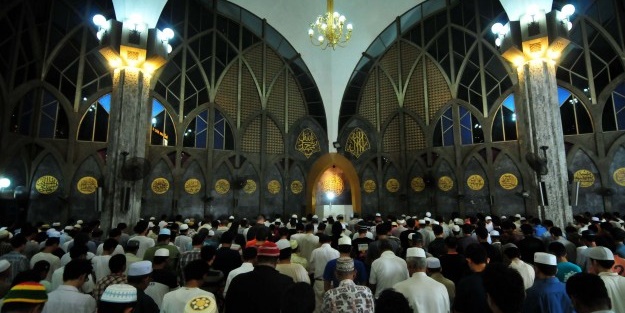 Camiye silahlı saldırı