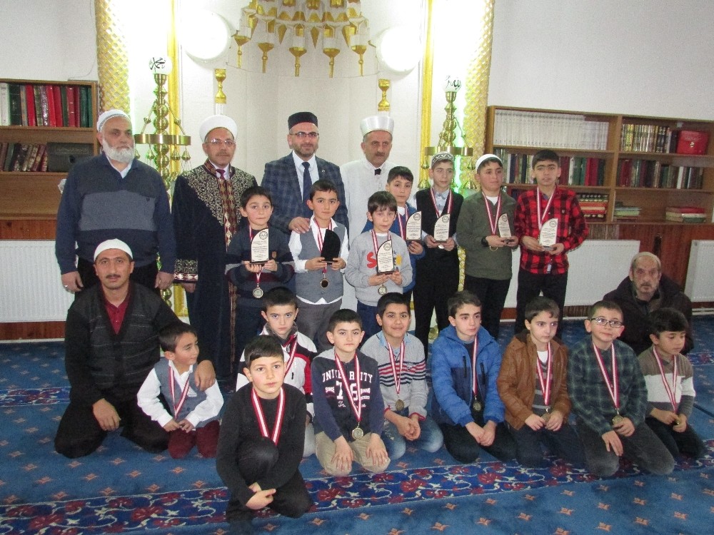 Camiye vakit namazlarına gelen çocuklara hediye dağıtıldı 