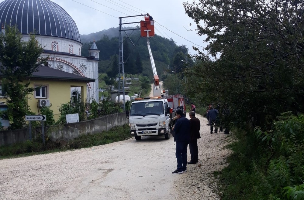 Camiye yıldırım düştü 