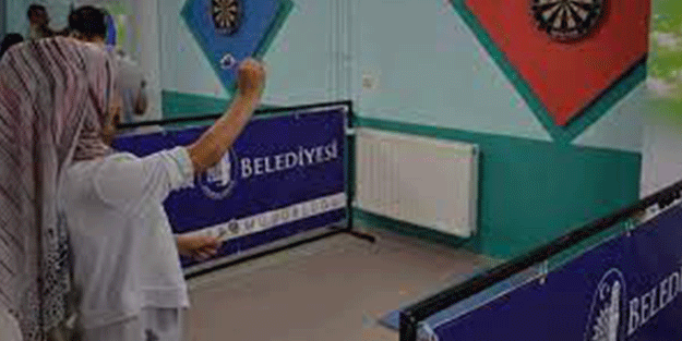Camiyi sevdirmek istediği çocuklara masa tenisi, satranç ve dart oynatıyor