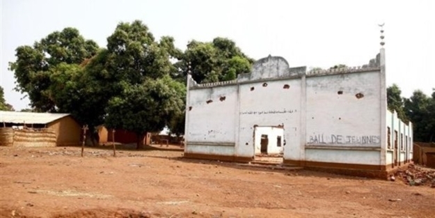 Camiyi yağmalayıp Kur'an'ı yaktılar!