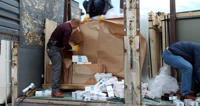 Camlar kırılınca 90 bin paket kaçak sigara çıktı